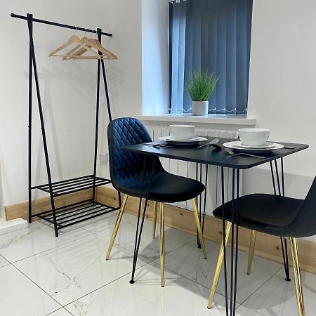 Stylish Studio Apartment In Centre Of セント・クリアーズ エクステリア 写真