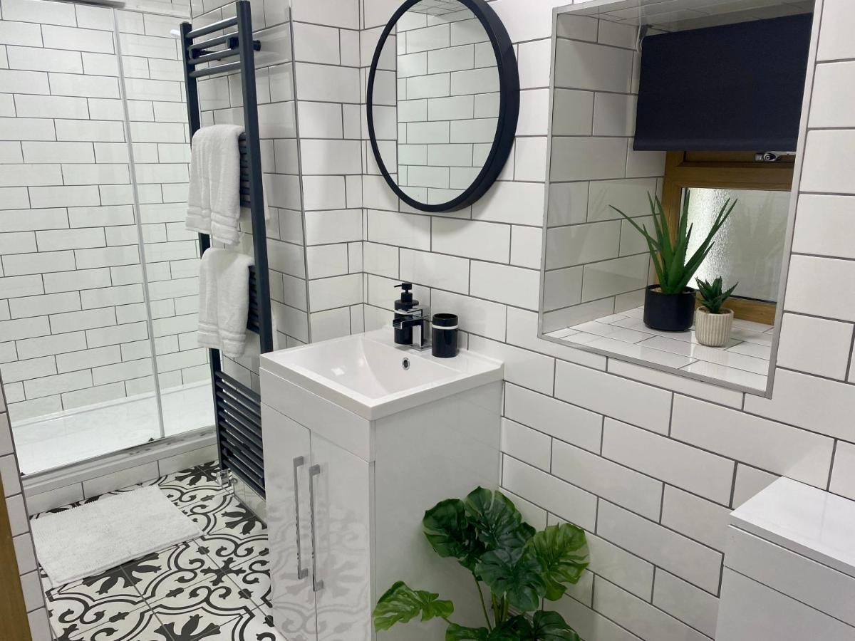 Stylish Studio Apartment In Centre Of セント・クリアーズ エクステリア 写真