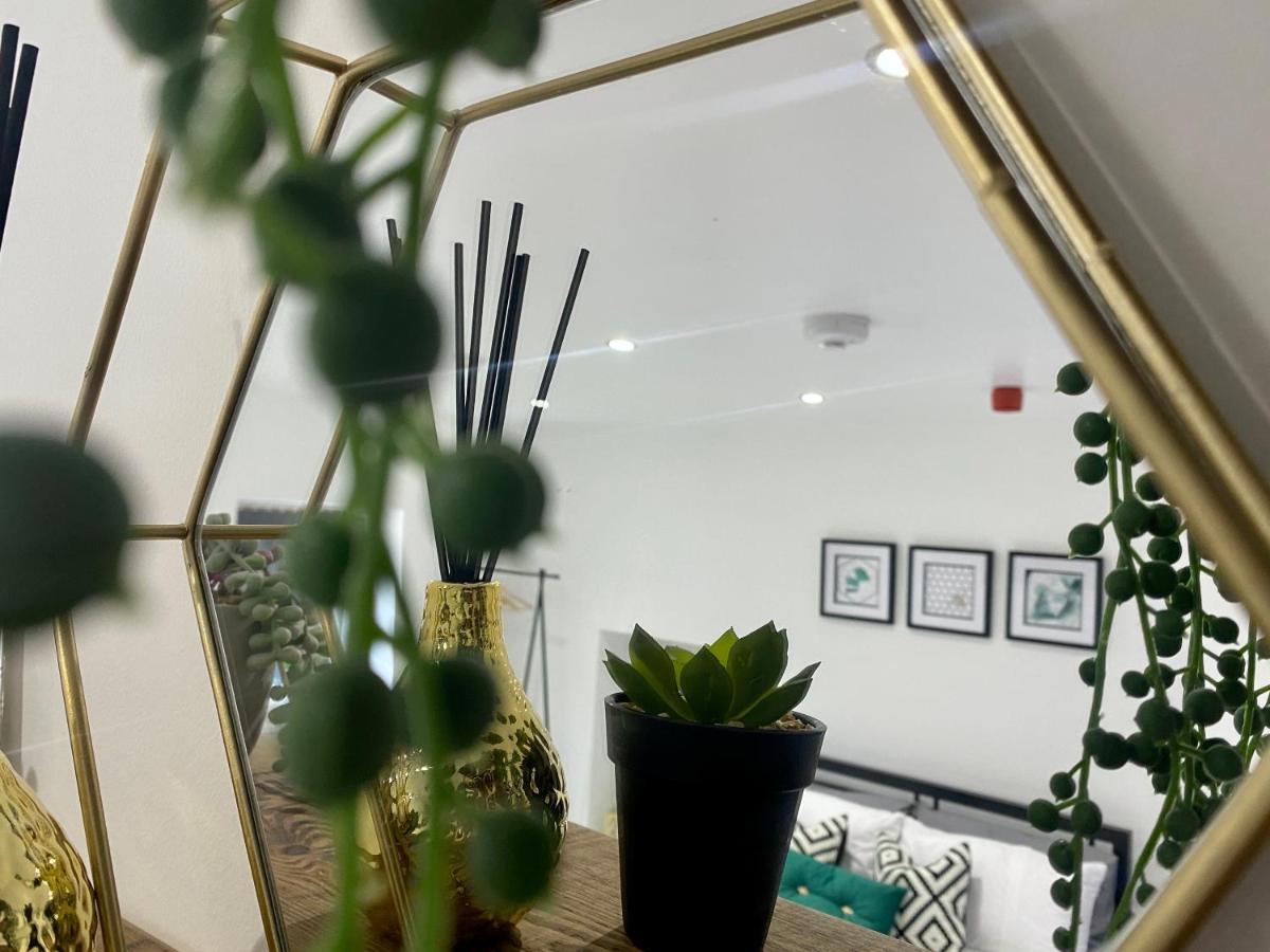 Stylish Studio Apartment In Centre Of セント・クリアーズ エクステリア 写真